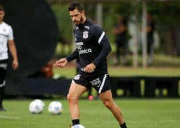“Faltaram com respeito”; Giuliano vem a público e repudia a forma como Sylvinho foi demitido pelo Corinthians