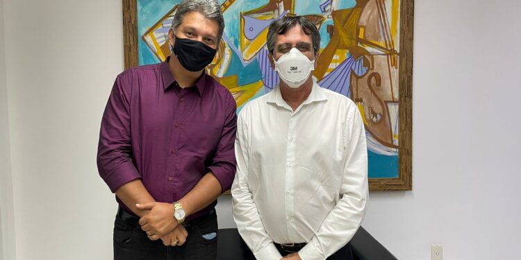 Dr. Samuel discute com Secretário Josué Modesto problemática do transporte universitário de Socorro