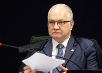 Fachin manda recados a Bolsonaro em posse no TSE e diz que democracia é inegociável