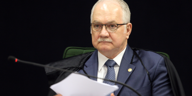 Fachin manda recados a Bolsonaro em posse no TSE e diz que democracia é inegociável