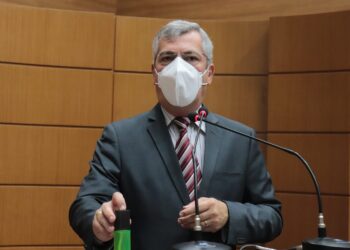 Iran Barbosa pede garantia do piso salarial do magistério