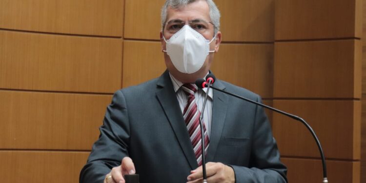 Iran Barbosa pede garantia do piso salarial do magistério