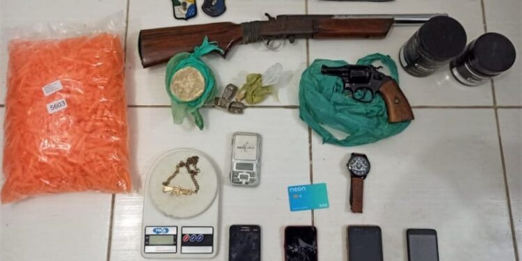 Policiais militares e civis apreendem drogas e duas armas de fogo após confronto com foragido da justiça na cidade de Lagarto