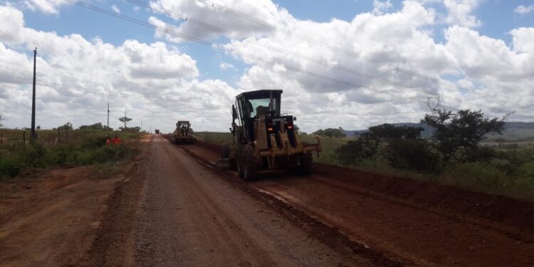 Obras de rodovia que liga Dores ao povoado Serra do Machado estão em andamento