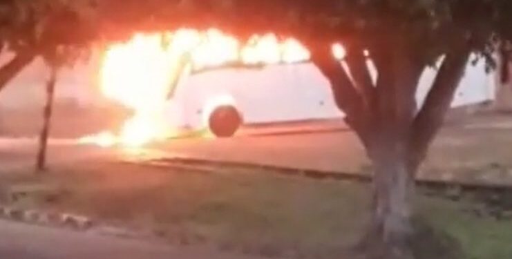 Após incendiar, micro-ônibus fica destruído no município de Salgado