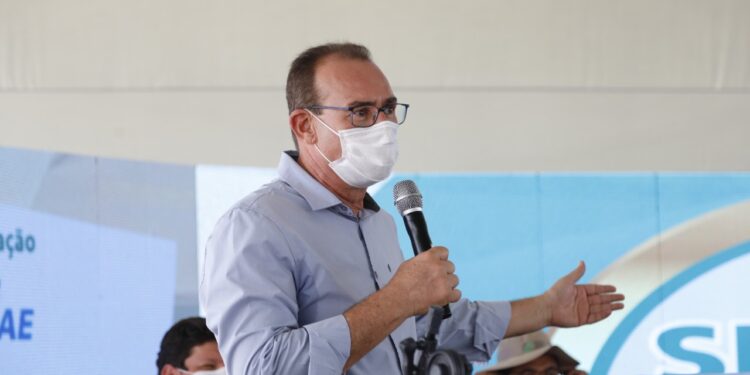 Zezinho Sobral destaca desenvolvimento em feira de agronegócios