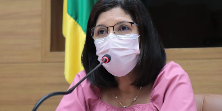 Secretária de Saúde apresenta prestação de contas do segundo quadrimestre aos deputados
