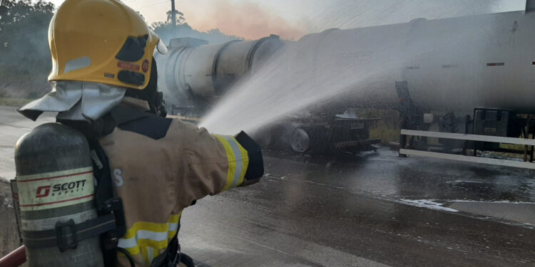 Corpo de Bombeiros atua no incêndio em caminhão carregado de etanol na BR 101