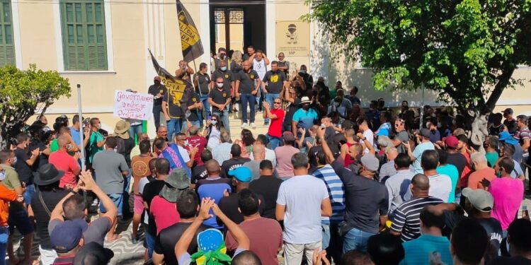 Policiais e bombeiros rejeitam em assembleia, os 5% de reajuste proposto pelo Governo do Estado