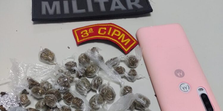 PM prende suspeito de tráfico com mais de 50 papelotes de maconha em Maruim