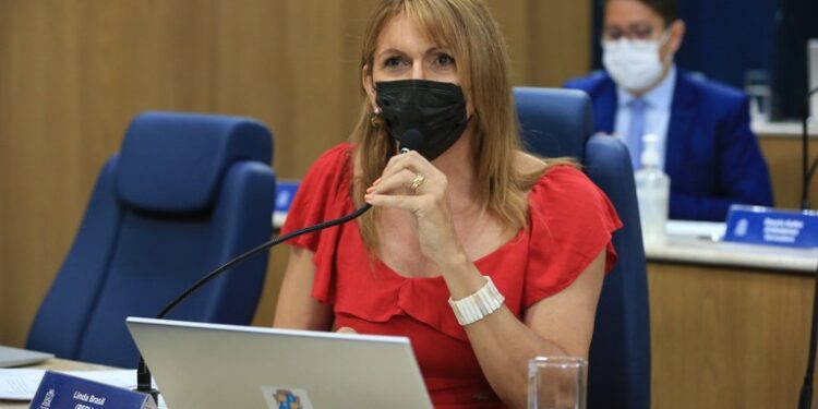 Linda Brasil comemora a aprovação das emendas do pagamento do Piso Salarial dos professores e agentes de saúde