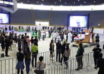 Vereadores de Aracaju se despedem de Paulinha Abelha em velório