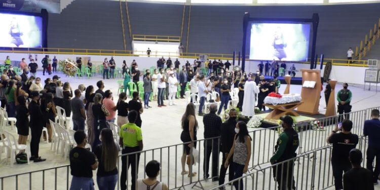 Vereadores de Aracaju se despedem de Paulinha Abelha em velório