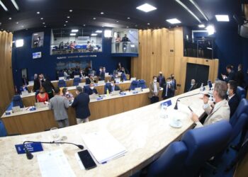 Vereadores derrubam veto parcial e dão vitória a professores e agentes de endemias