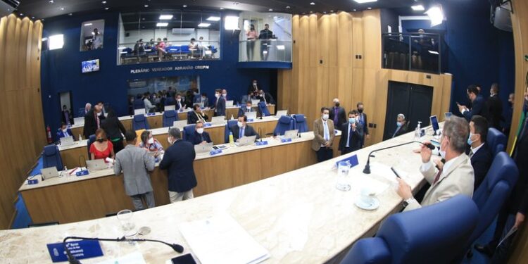 Vereadores derrubam veto parcial e dão vitória a professores e agentes de endemias