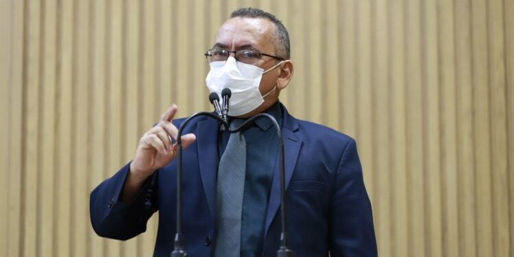 Vereador Cícero vota a favor dos professores e agentes de saúde e veto contra às categorias é derrubado