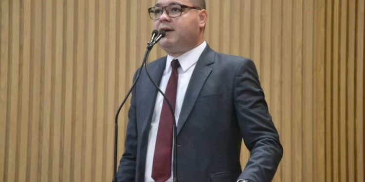 Eduardo Lima apresenta Projetos de sua autoria em Defesa da Criança e do Adolescente