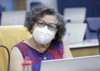 Professora Ângela Melo apoia adiamento do retorno presencial às aulas, mas cobra da PMA apoio às famílias