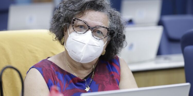 Professora Ângela Melo apoia adiamento do retorno presencial às aulas, mas cobra da PMA apoio às famílias