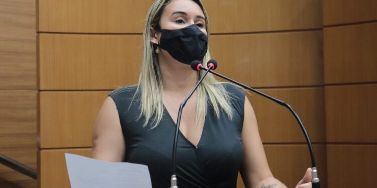 Kitty Lima recorre à Justiça contra aumento na conta de água da Deso