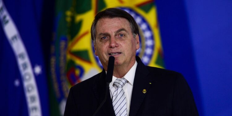 Em entrevista, presidente Bolsonaro fala sobre desempenho do PIB