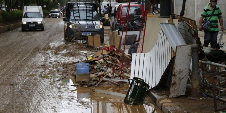 Tragédia em Petrópolis tem 217 mortos