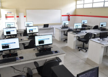 Governo de Sergipe entrega mais de 1.700 novos computadores em escolas da rede estadual