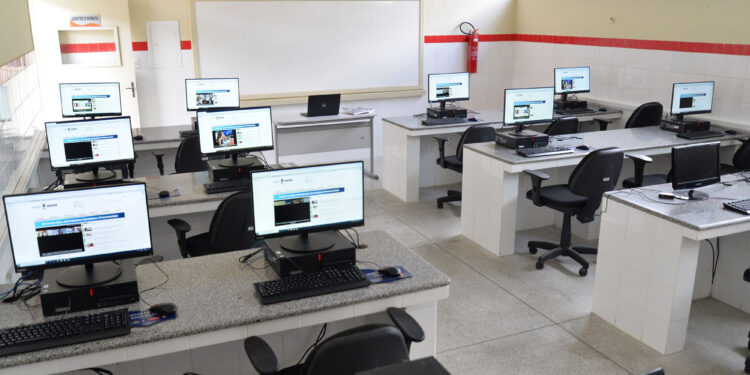Governo de Sergipe entrega mais de 1.700 novos computadores em escolas da rede estadual