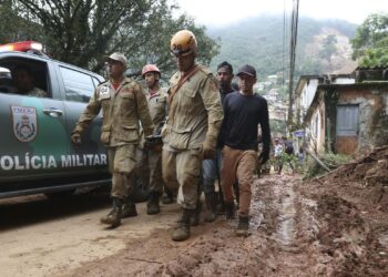 Aumenta para 66 número de mortos por causa da chuva em Petrópolis