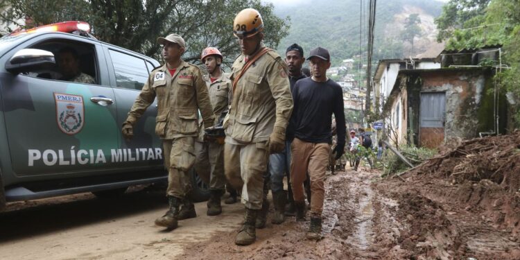 Aumenta para 66 número de mortos por causa da chuva em Petrópolis