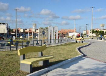 Prefeito Edvaldo entrega novas praças no 17 de Março e autoriza início das obras de mais duas