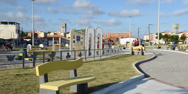 Prefeito Edvaldo entrega novas praças no 17 de Março e autoriza início das obras de mais duas