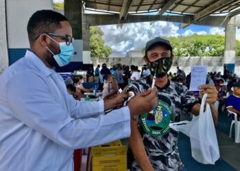 População aprova vacinação contra covid-19 no Restaurante Padre Pedro