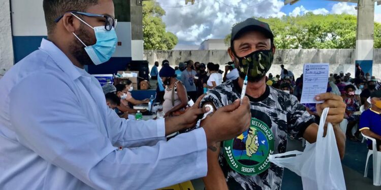 População aprova vacinação contra covid-19 no Restaurante Padre Pedro