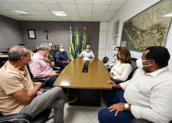 Prefeito assina decreto que reformula Comissão de Negociação com servidores públicos