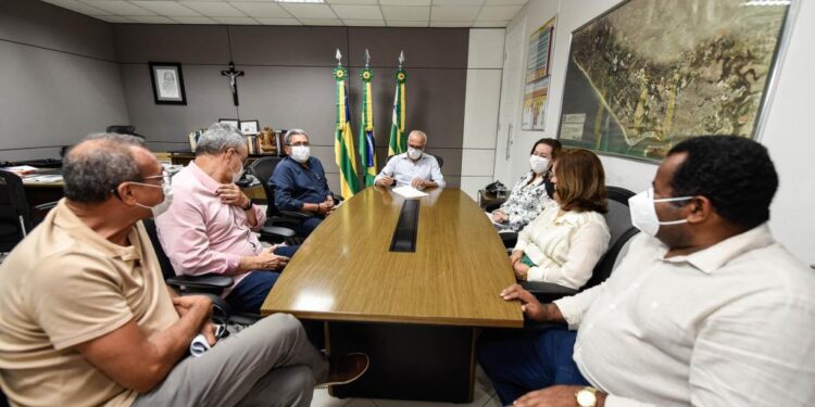 Prefeito assina decreto que reformula Comissão de Negociação com servidores públicos