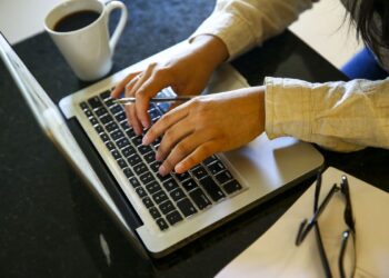 Mulheres são mais conectadas, mas acessam menos serviços na internet