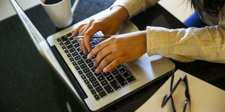 Mulheres são mais conectadas, mas acessam menos serviços na internet