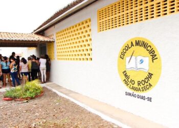 Prefeitura entrega reforma da escola Emílio Rocha em Simão Dias