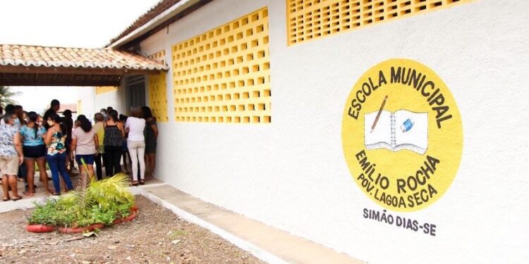 Prefeitura entrega reforma da escola Emílio Rocha em Simão Dias