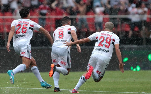 Calleri decide novamente, e São Paulo vence o Corinthians em estreia de Vítor Pereira