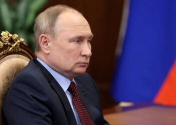 Putin diz a chanceler alemão que Kiev está travando negociações de paz