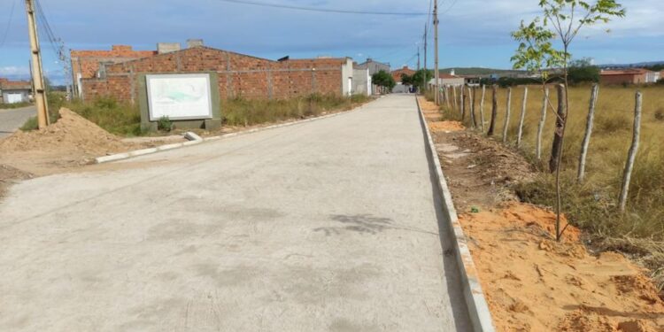 Pavimentação granítica em povoado de Simão Dias leva qualidade de vida para moradores