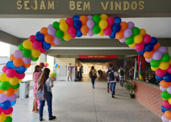 Comunidade escolar da rede estadual festeja retorno às aulas 100% presenciais