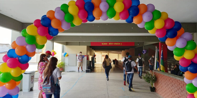 Comunidade escolar da rede estadual festeja retorno às aulas 100% presenciais