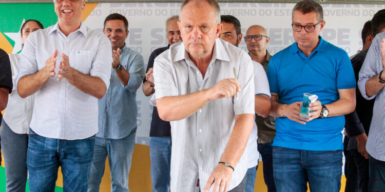 Em São Domingos, Belivaldo autoriza obras de pavimentação no povoado Mangabeira