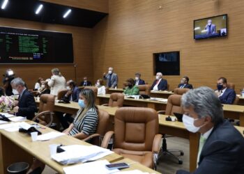 Aprovado reajuste de 7% para policiais militares e bombeiros