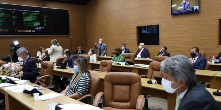Aprovado reajuste de 7% para policiais militares e bombeiros