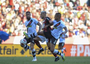 Vasco e Flamengo se enfrentam em busca de vaga na final do Carioca
