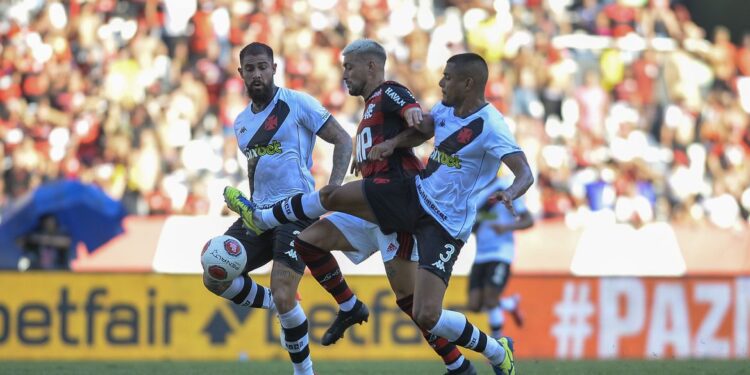 Vasco e Flamengo se enfrentam em busca de vaga na final do Carioca